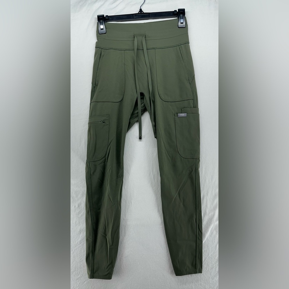 Figs Women's Cargo Pants in Olive